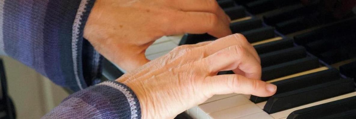 Accès à la page "Ecoute Musicale partagée" - Deux mains sur un piano